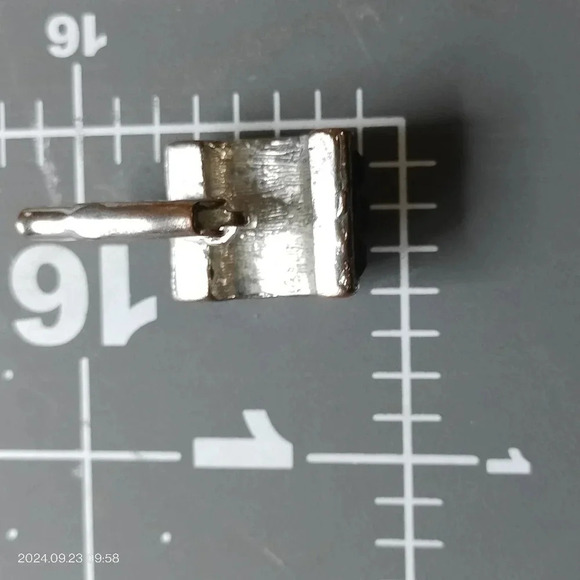 1/2" Silver Tone Hook Earrings Unsigned Beveled Pyramid Center Accent Pieces - Picture 9 of 10